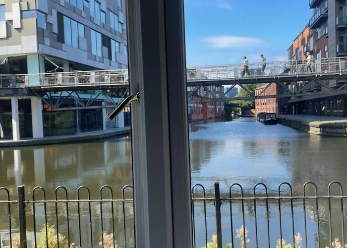 Birmingham Central Canal Side Living